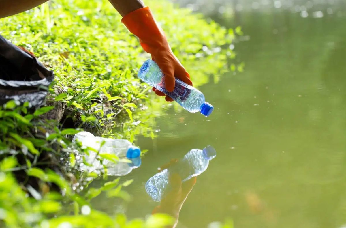 Lake cleaning machine