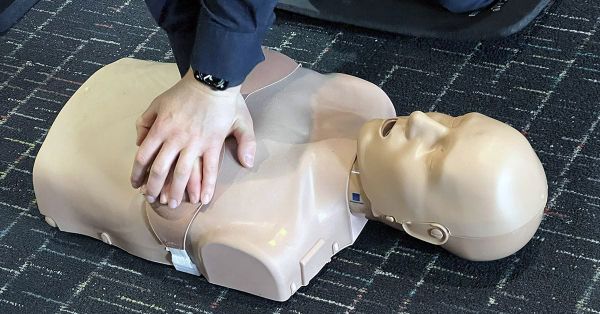 AI-Powered CPR Coach Outperforms 911 Dispatchers in Guiding Bystander Resuscitation