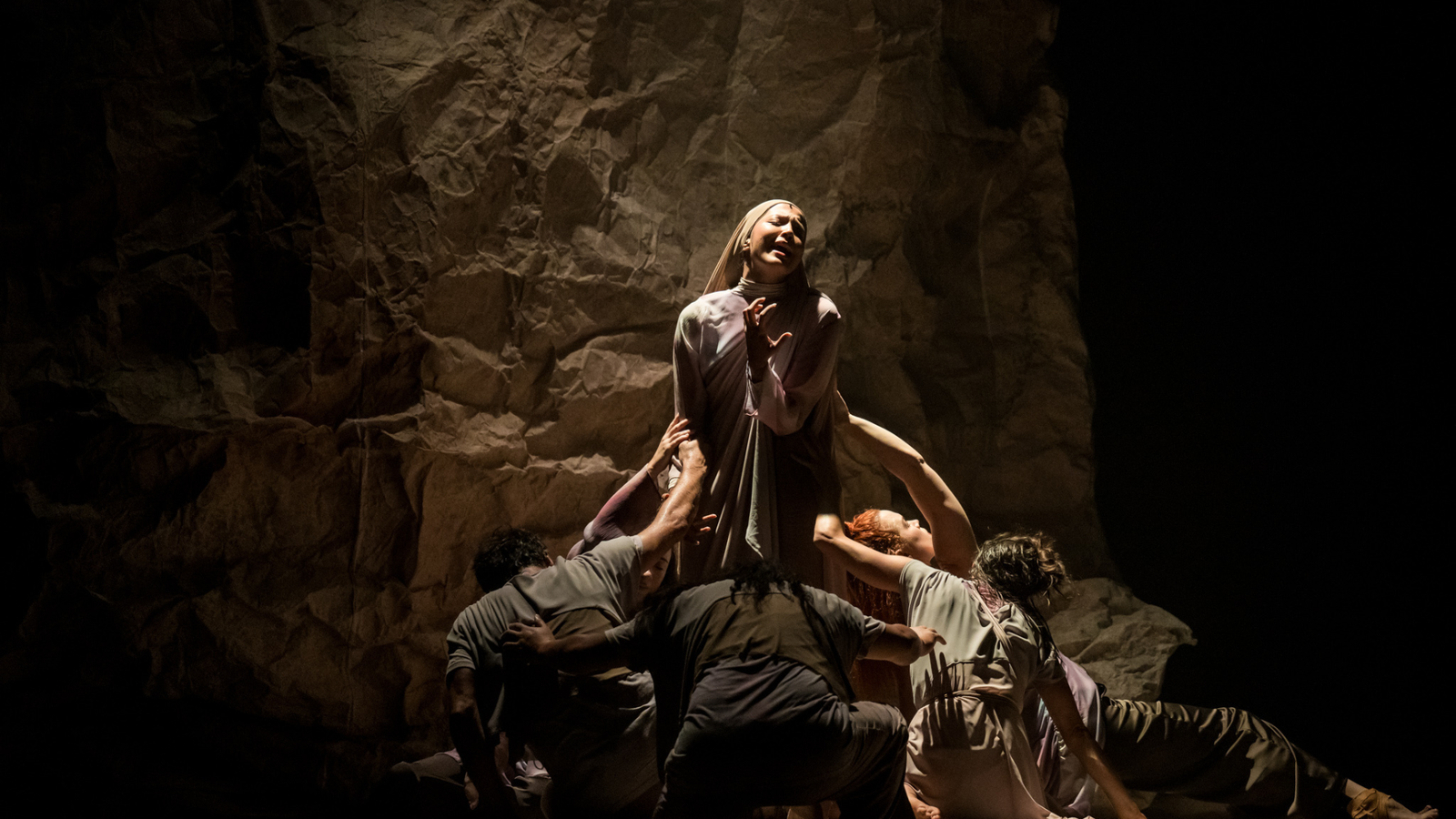 ‘SUARA / ORO RUA’: language fails as the earth speaks