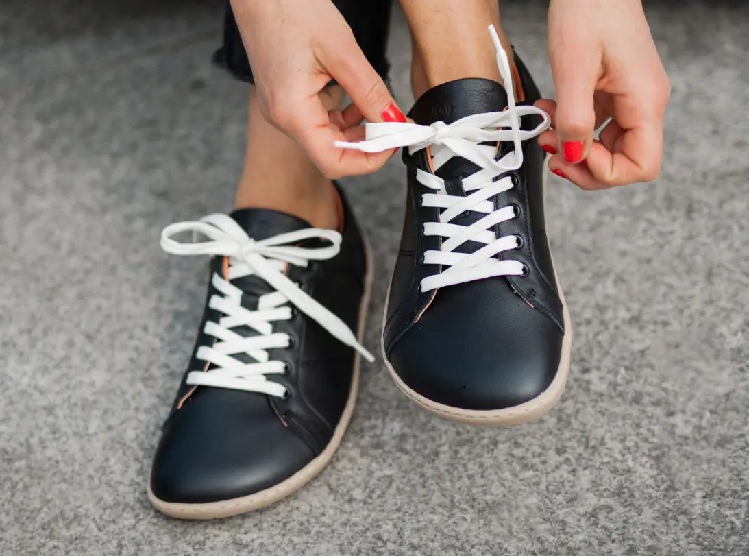 Od kůže po textil: Jak správně čistit, impregnovat a sušit barefoot boty. | naboso.cz