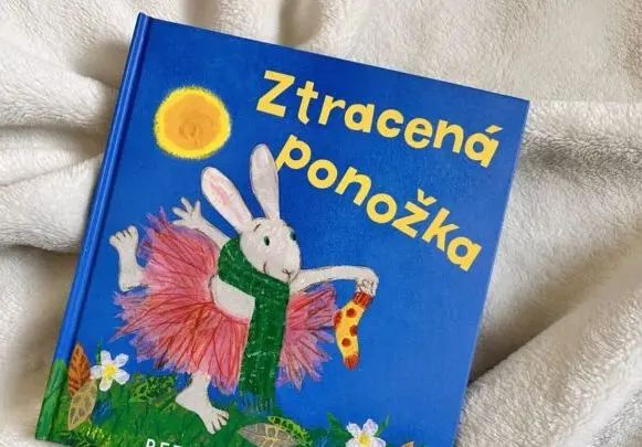 Klára doporučuje: "Ztracená ponožka" – kniha plná barev, hry a jednoho velkého pátrán