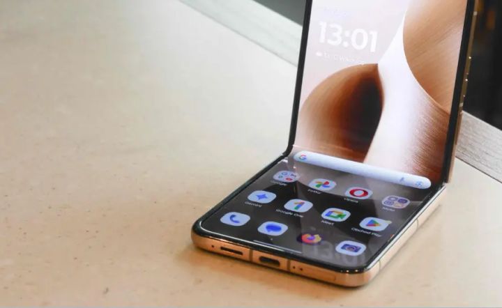 Recenze Motorola Razr 60 Ultra: Výkon, styl a vysoká cena. Vyplatí se? | smartmania.cz