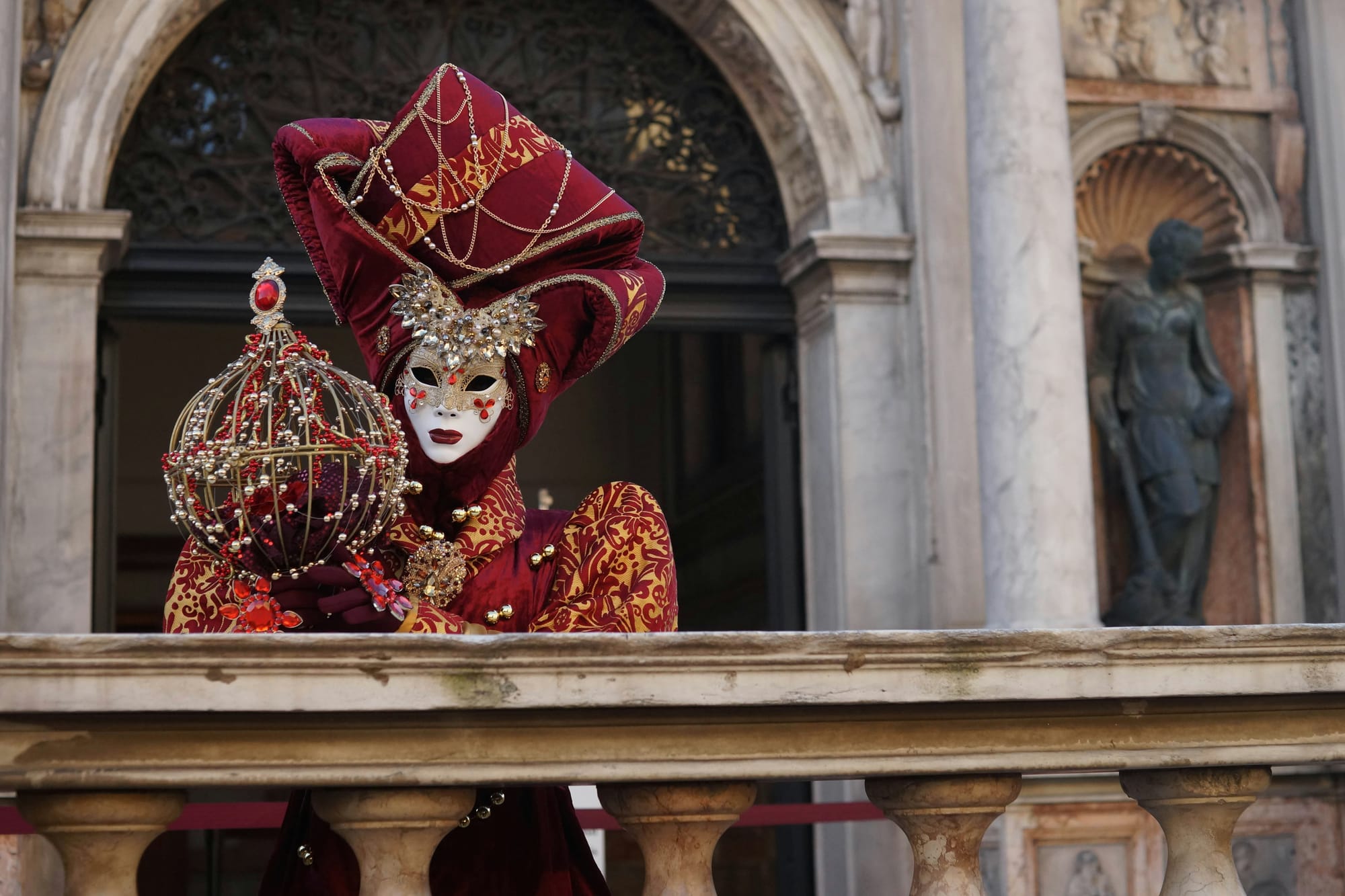 Venetian masks are masterpieces of craftsmanship. In Italy, you can visit workshops led by master artists and participate in them.
