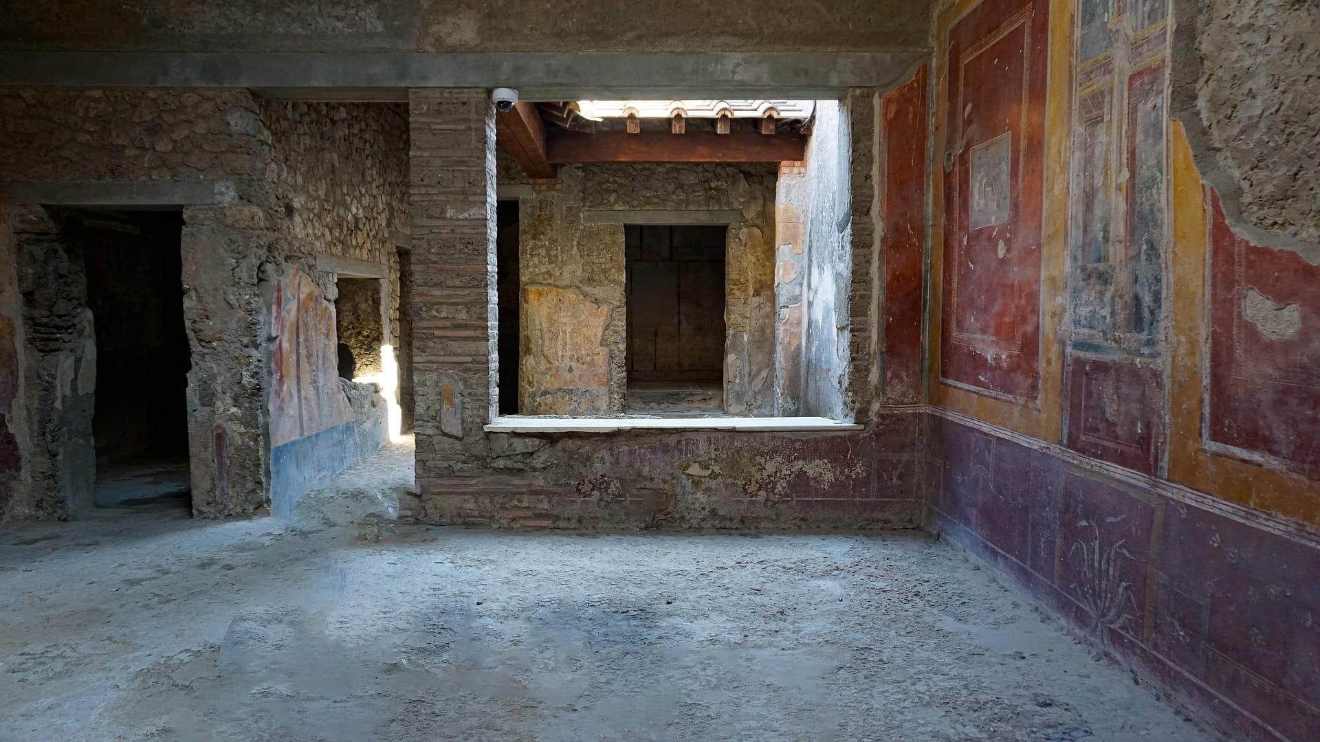The interior of a building in Pompeii shows some frescoes on the walls. Image by Alexandra_Koch from Pixabay
