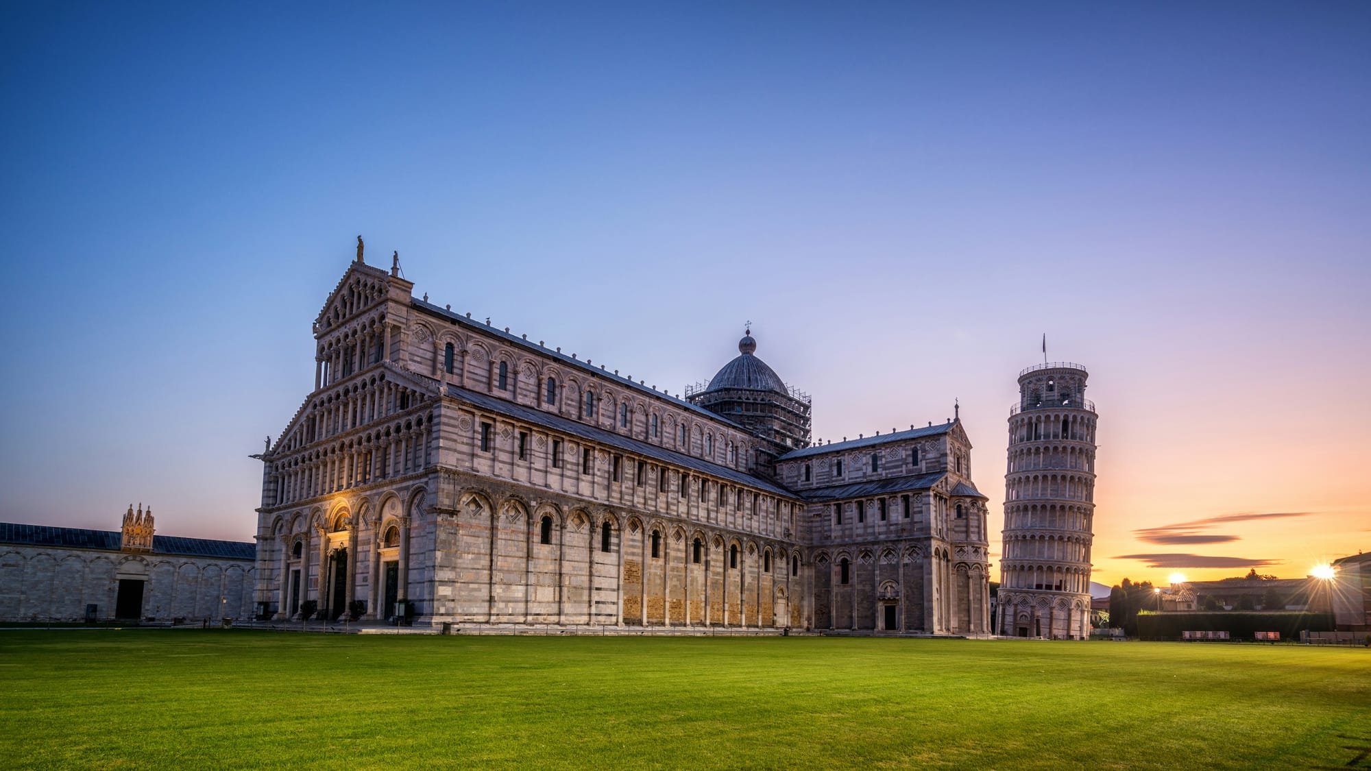 The Leaning Tower and the Duomo di Pisa in the Piazza dei Miracoli, a key stop on a 7-day Tuscany itinerary.