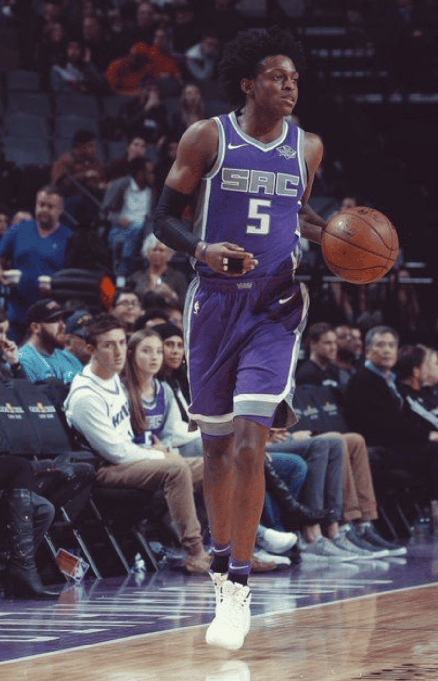 de'Aaron Fox dribbling the ball