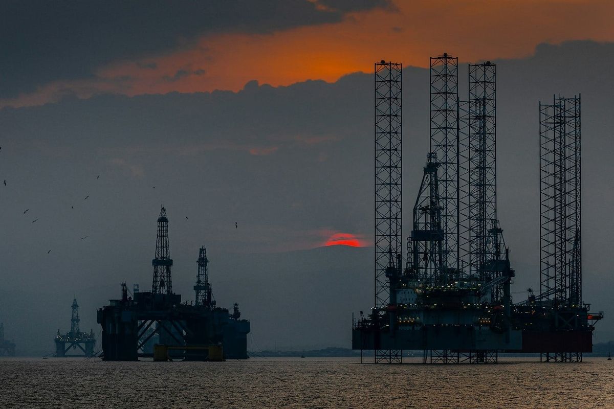 Strait of Hormuz declared open; heating oil futures fall 13%