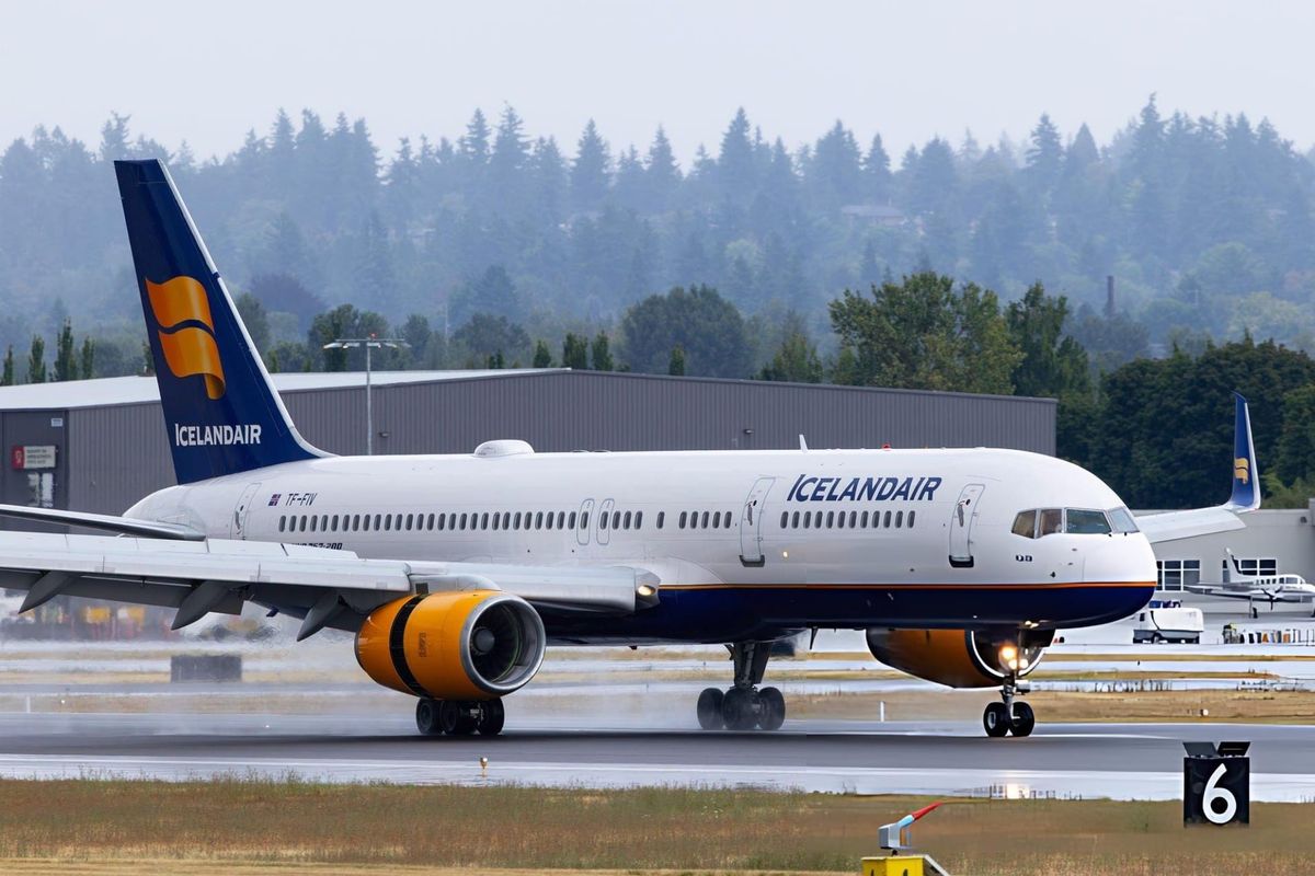 An Icelandair Boeing 757, direct from Reykjavík, lands at Portland International Airport.