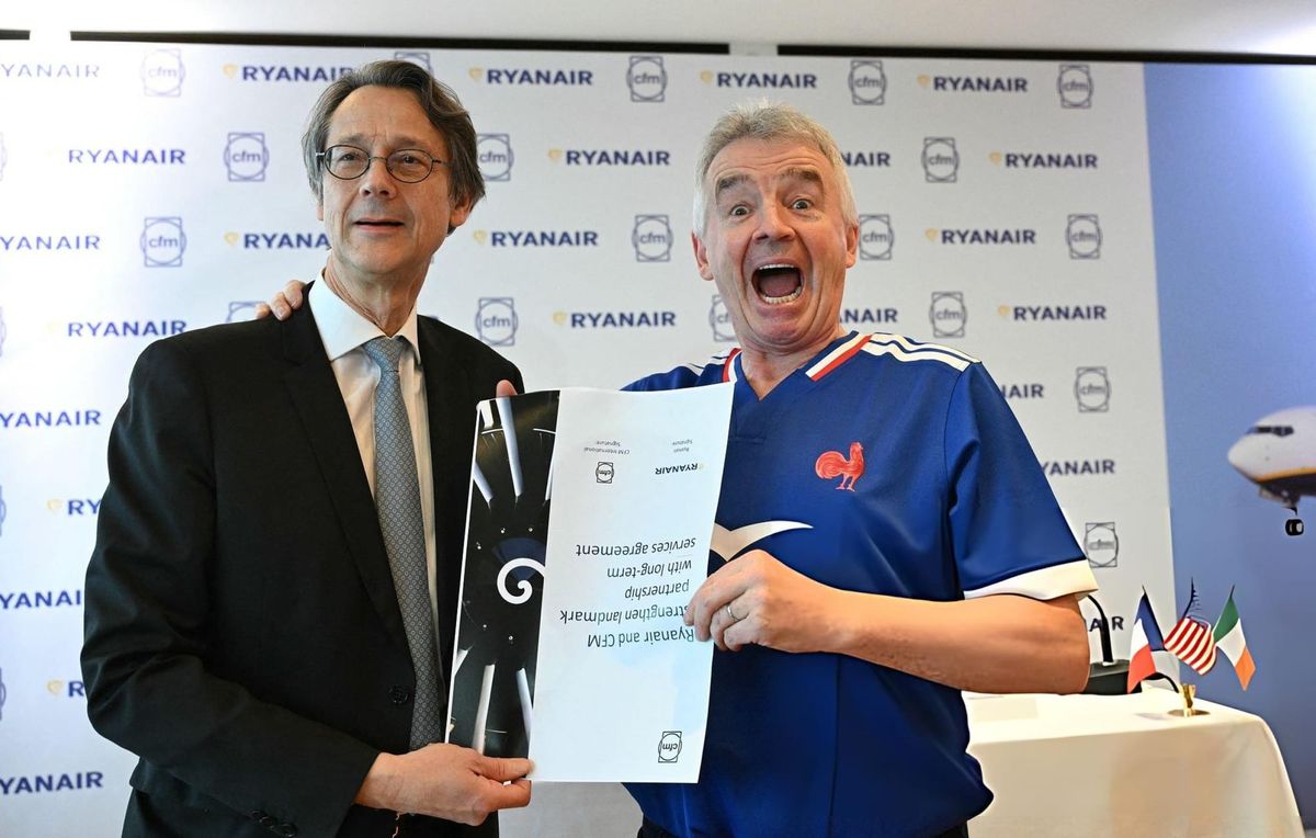 CEO of French aerospace supplier Safran Olivier Andries and CEO of lowcost airline Ryanair, Michael O'Leary pose during a press conference to present a new partnership in Paris.
