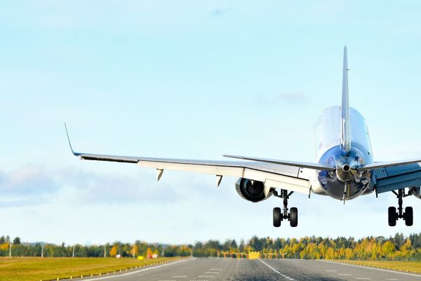 The fuel price drop rewards the wrong airlines first