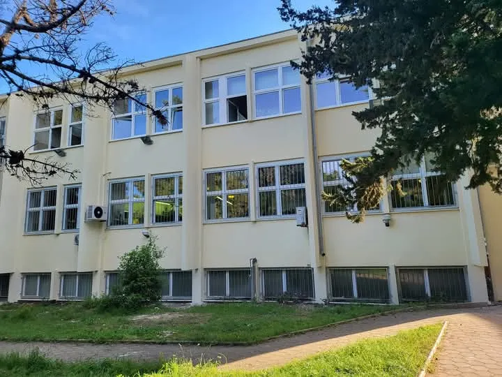 Javljaju nam se zabrinuti roditelji: Učenik Obrtničke škole Gojka Matuline mahao nožem, odvela ga policija?