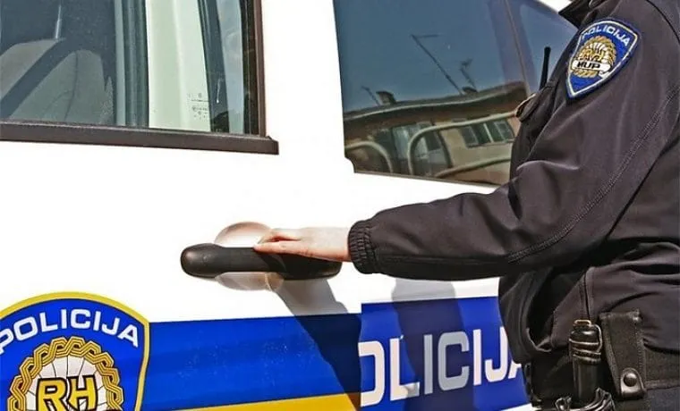 Policija potvrdila objavu ZADAR Newsa o incidentu u Obrtničkoj školi Gojka Matuline, ali ne žele o detaljima: "Postupamo zbog rizičnog ponašanja jednog učenika"; Ravnateljica Silvana Ujdur Bilan roditeljima: "Učenik je mahao nožem i uhićen je"