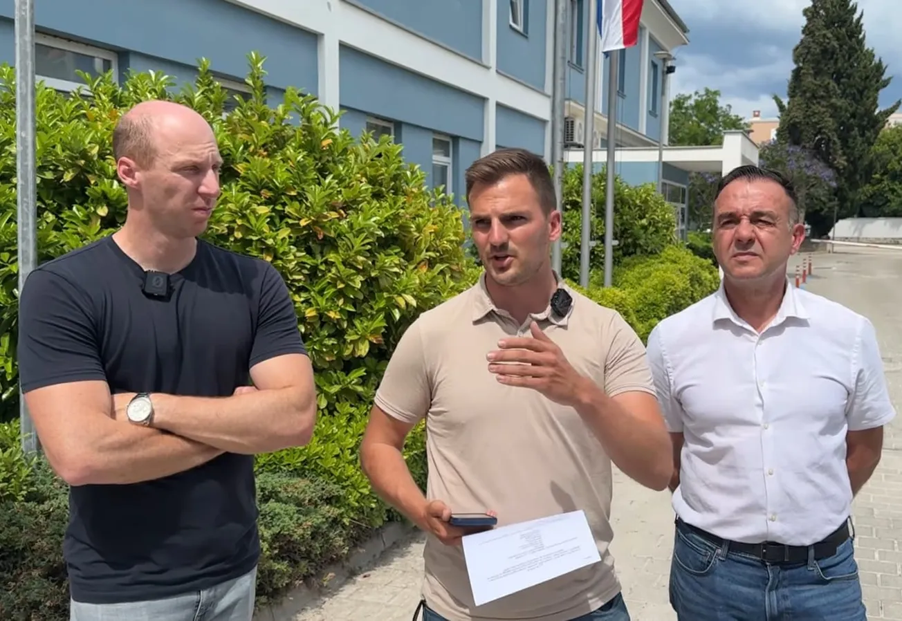 VIDEO - Modrić, Mijatović i Radeta: "Izbori su pokradeni. Isti ljudi koji su 1997. ukrali izbore danas odlučuju o svemu. Štrajk glađu? I to je jedna od opcija"