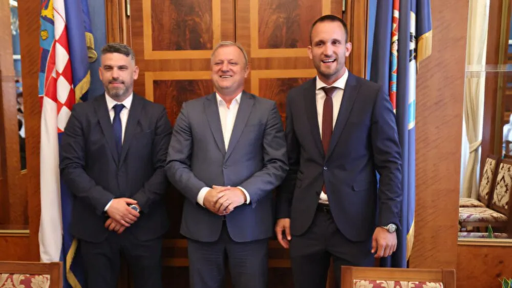 PREKO 40 MILIJUNA RAZLOGA: Grad Zadar odbija dostaviti dokumente o sumnjivoj rekonstrukciji vojarne; Na trgu Centra za mlade Zadar i dalje su  električne instalacije koje iz poda idu u kanal s vodom, a rasvjetni stupovi su van funkcije
