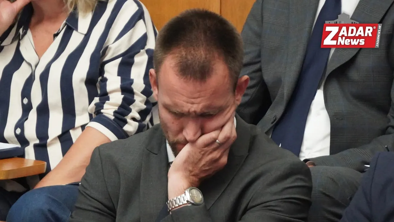 POLITIČKI CIRKUS U GRADSKOJ VIJEĆNICI: Erlić dijeli zastave, Radeta traži majice ‘Za dom spremni’, a građani – sanjaju krevet u domu za starije i nemoćne