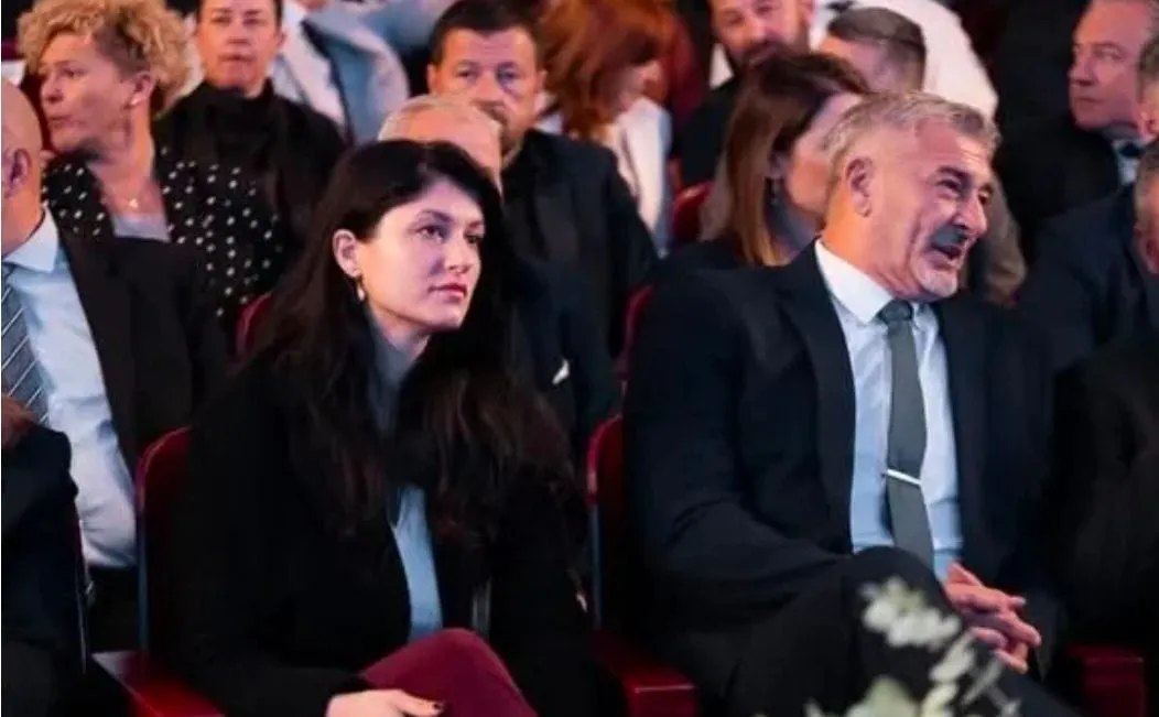 INFEKCIJA GRADSKE UPRAVE Skandal na svečanoj sjednici: Žuvela utrpao suprugu među visoke uzvanike