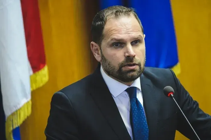 HDZ-ov bradonja na dražbi: Dujela se “brije za živote” dok građani glancaju dno novčanika