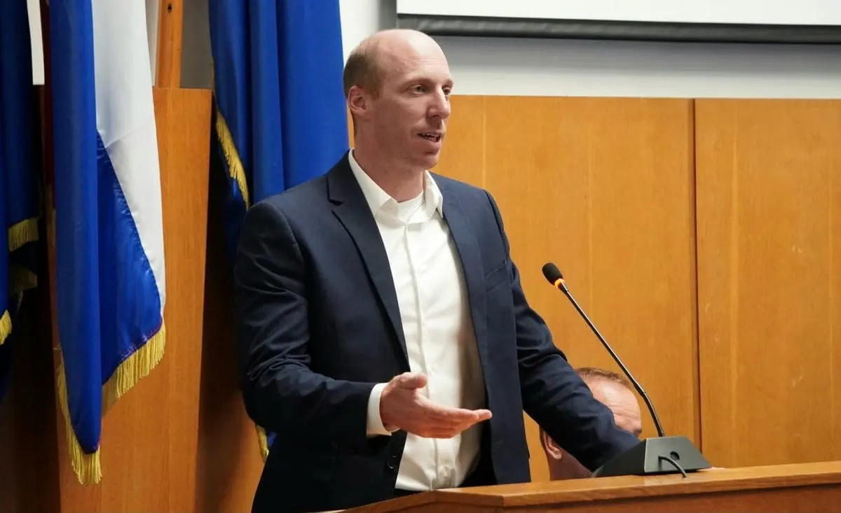 Kaos u vijećnici: Erlić opet zabranio ulazak novinarima, Radeta izbačen nakon rasprave o Žuvelinu fiktivnom prebivalištu