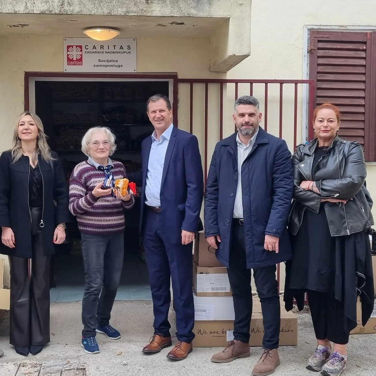 HDZ-ova "velikodušnost": 15 eura mjesečno za gladne obitelji, da bi se Ćurković i uhljebnica Jurišić naslikavali na tuđoj nevolji