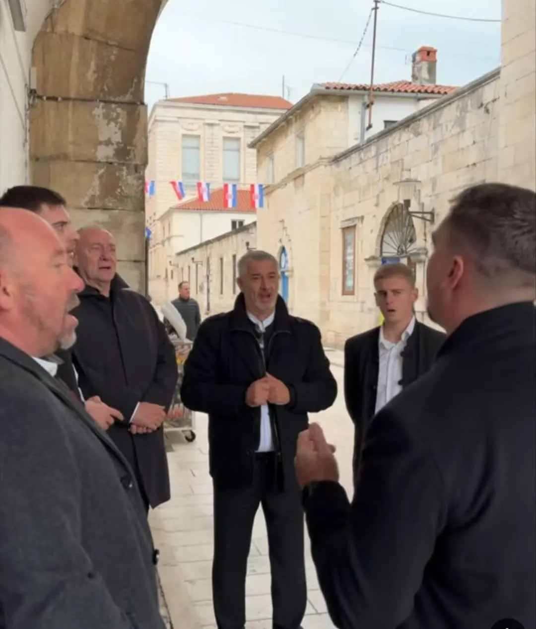 RADETA PROZVAO SLAVUJA IZ RAŠTANA: Žuvela u klinču zbog honorara i USKOK-u njegovih - Imao problem naći klape koje će za te novce pjevati