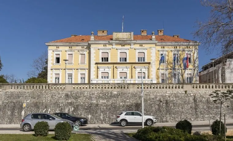 NESTALI UGOVORI I NIŠTAVNA OBEĆANJA: Dragić: " Što je sa sudbinom Doma županije? Gdje su ugovori koje je Vlada potpisivala pred kamerama?"; Erlić: " Župan ne planira izlaziti iz zgrade, oni ostaju tu"