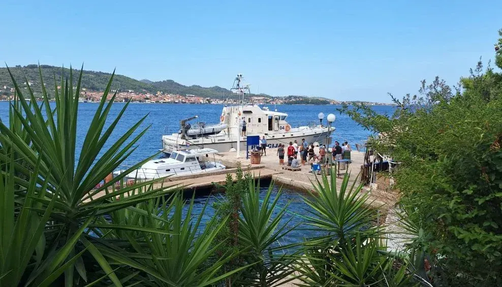 Kaos na Ošljaku ponovno tema Županijske skupštine: Vijećnica Mišković traži jasna pravila, župan Bilaver upozorava na „privatizaciju otoka“