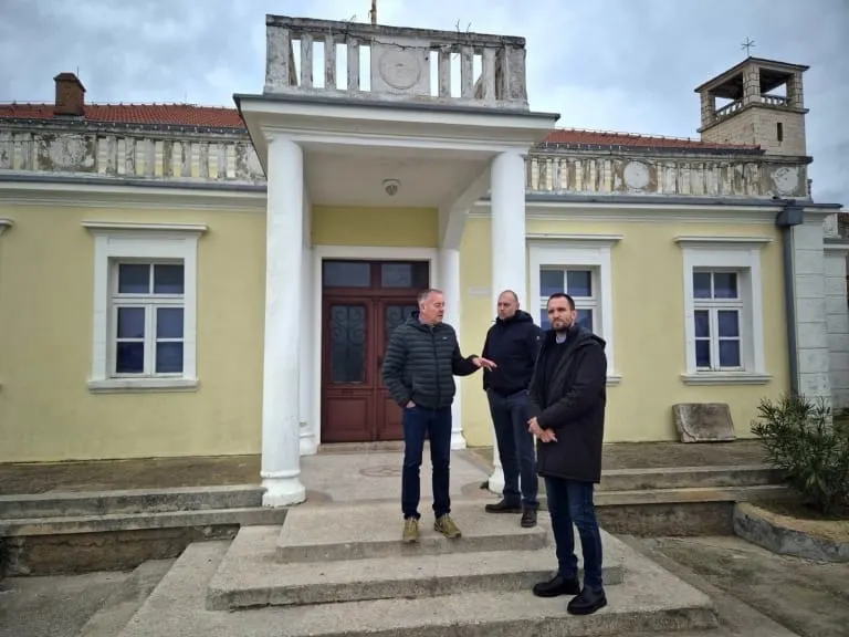 Božićna bajka sa sretnim krajem: Kako prijatelji Erlić i Radošević dijele jelke i usluge