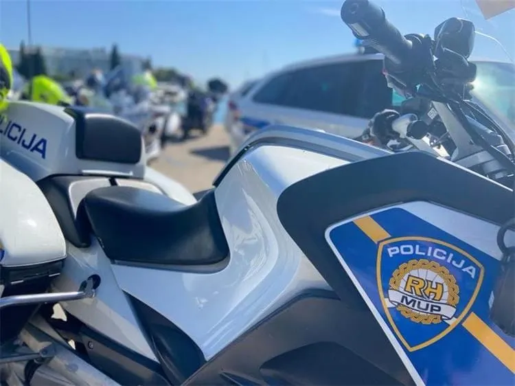 Vozio bez registarskih oznaka, kod sebe nije imao vozačku, ali ni bilo kakve druge dokumente. Odbio je alkotest pa je na kraju  uhićen