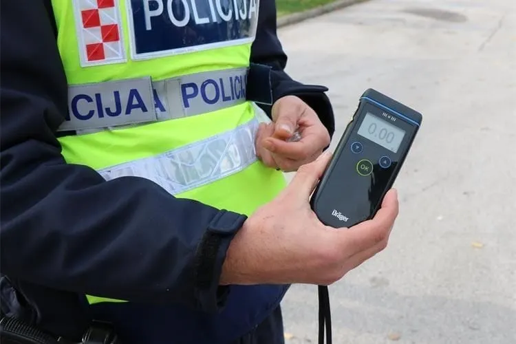 Vozaču u Kukljici izmjereno 2,19 promila - isključen iz prometa i odveden na sud
