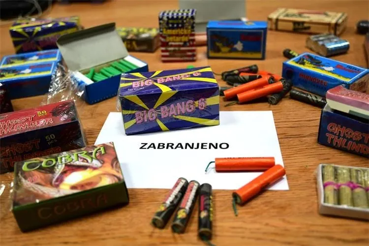 Pirotehnička sredstva nisu igračke - od dvojice maloljetnika oduzeta pirotehnička sredstva kategorije F2
