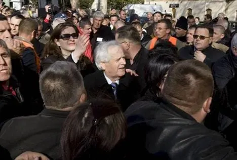 TRI TISUĆE LJUDI GA DOČEKALO Fikret Abdić pušten na slobodu