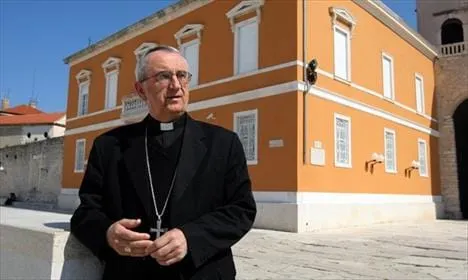 Na pročelju zadarske Nadbiskupije osvanula poruka: “Kastracija silovateljima, sloboda narodu”