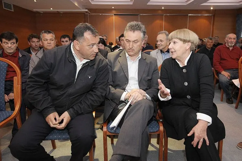 Liberali kockom birali novo vodstvo, Predovan odustao