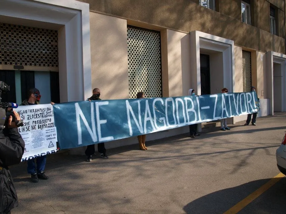 HDZ-ovce u Zagrebu dočekao transparent: “Ne nagodbi – zatvor!”