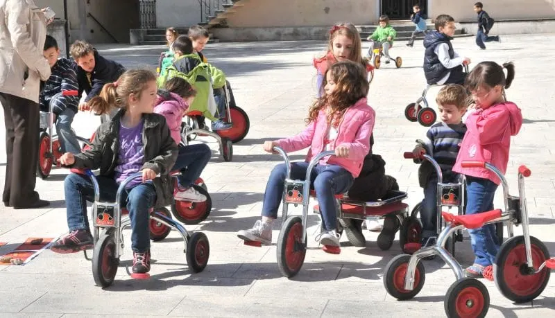 Trg pet bunara “okupirali” mali biciklisti