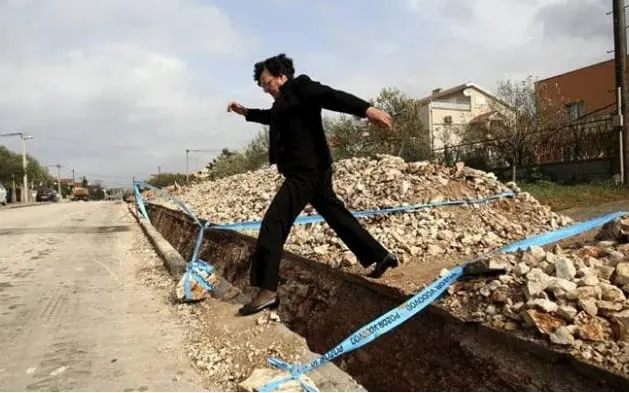 Stanari na Boriku moraju preskakati duboke kanale