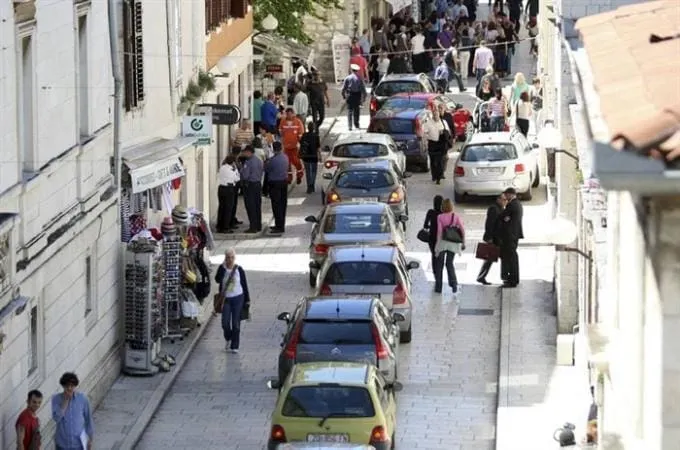 Blokirali ulaz u Zadar, zauzeli gradsku vijećnicu i doveli gradonačelnika: Zašto nam ne pomognete protiv ilegalnog graditelja?
