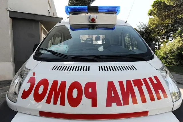 Dvojac ozlijedio policajce