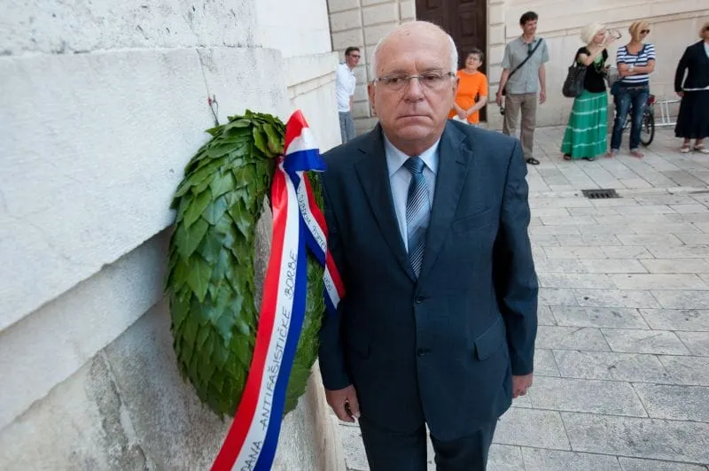 Gradonačelnik položio vijenac na spomen obilježje na Narodnom trgu