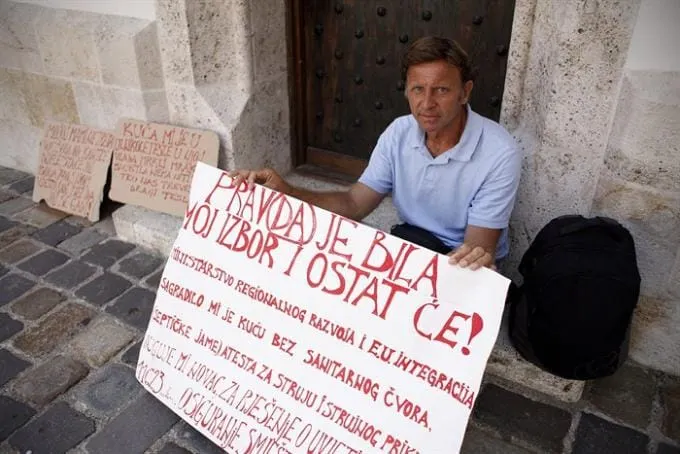 Benkovčanin prosvjeduje ispod Milanovićeva prozora zbog WC-a i struje