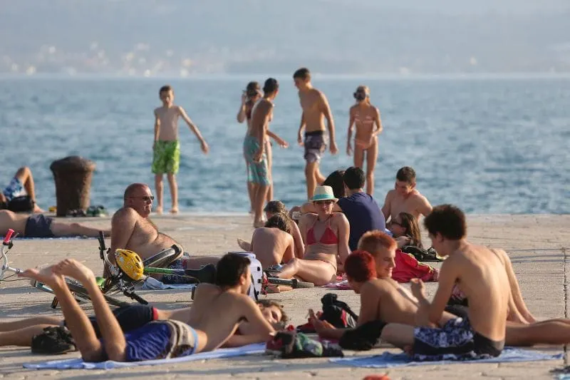 APSURD – Zadranima zabranjeno kupanje na rivi!