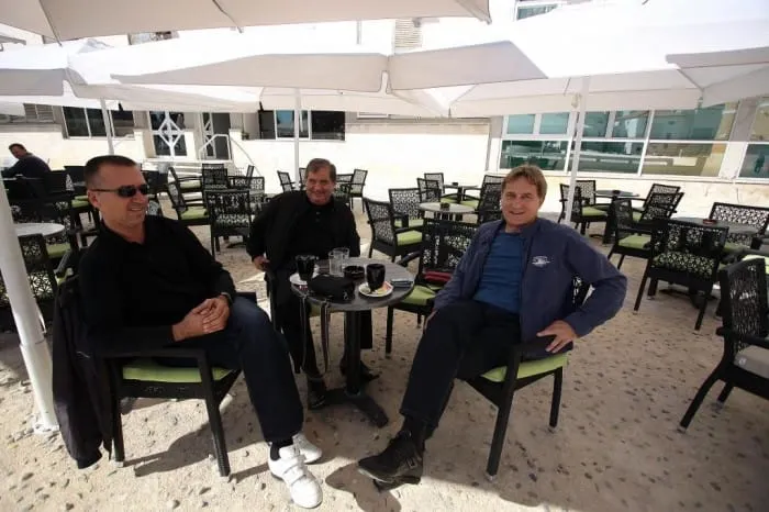 Kalmeta kavu pije s Kolegom, a pješke ide doma