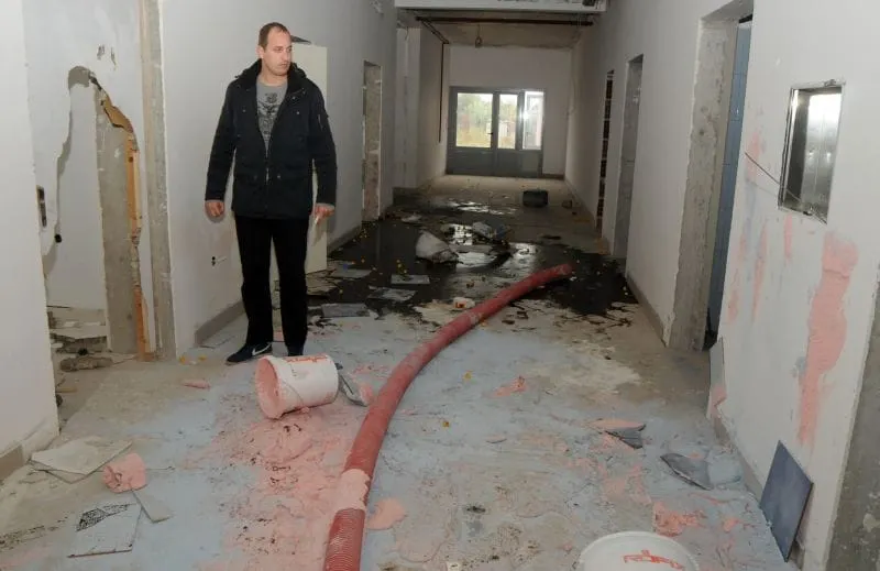 Nakon pressice Akcije Mladih, Grad Zadar postavio zaštitare ispred devastiranog Centra Mocire