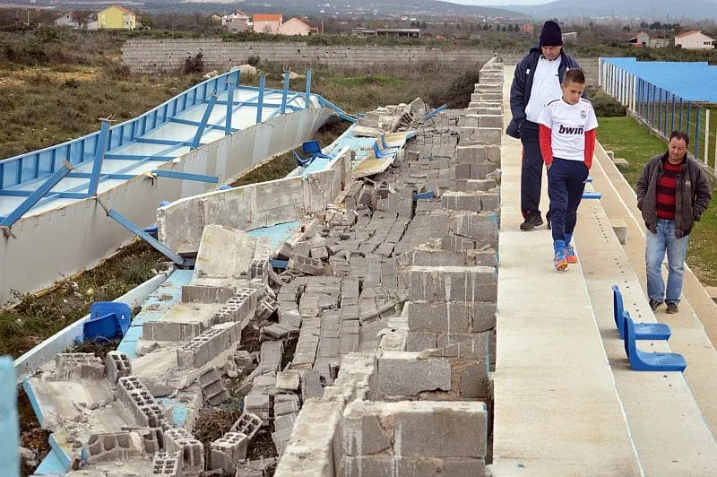 Jugo odnijelo tribinu u Raštanima