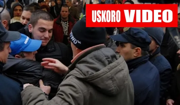 USKORO VIDEO UHIĆENJA PROSVJEDNIKA – Jajima obasuli na zadarsku vijećnicu, dvojica uhićenih