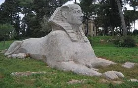 ZAPOSTAVLJENI SIMBOL ZADRA