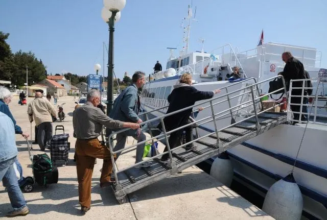 Da izbjegne trošak Jadrolinija putnike ostavila odsječene od svijeta