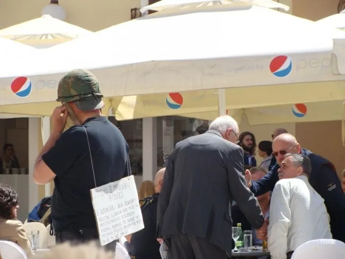 Odlučio uzeti stvar u svoje ruke: Pročelnik Pešut odgurnuo branitelja i oteo mu transparent