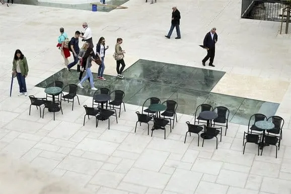 Na Trg Petra Zoranića još nije stigao novi uzorak stakla jer nije ni izrađen