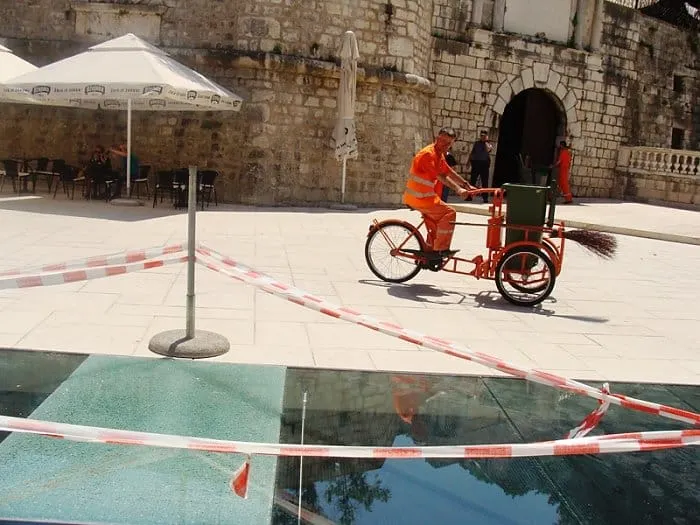 KALMETA ZA POSTAVLJANJE NOĆNOG ČUVARA Razbijeno još jedno staklo na Trgu Petra Zoranića